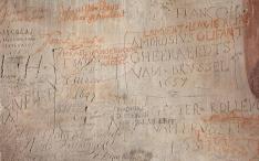 Graffitis d'artistes dans la niche de l'église Santa Costanza, à Rome, vers 1650-1660 © photo Daniele Molajoli.