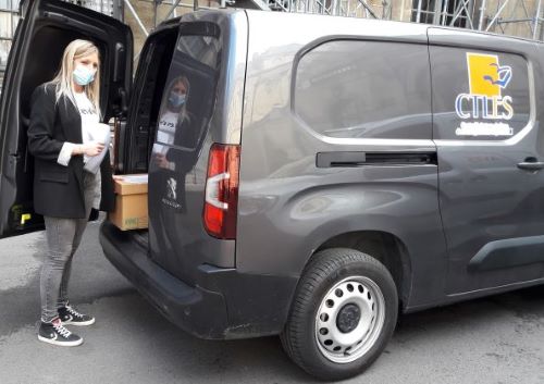 Dans la cour du 58, rue de Richelieu, Alexandra, préposée à la navette du jour du CTLES, septembre 2021. Cliché INHA