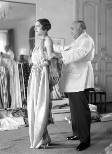 Thérèse Bonney, Paul Poiret photographié avec le mannequin Renée et son tailleur Christian dans les salons de sa maison de couture, 1927, photographie positive par l'ARCP d'après le négatif. © The Bancroft Library, University of California, Berkeley / Thérèse Bonney / BHVP, cote : NN-006-02707.