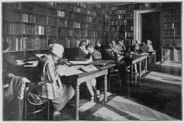 Grande salle de lecture sur jardin de la bibliothèque dans l'hôtel Salomon de Rothschild, vers 1924 (André Joubin, « La bibliothèque d’art et d’archéologie de l’université de Paris, dans Société des amis de la bibliothèque d’art et d’archéologie de l’université de Paris, 1 (1929), p. 19). Cliché Inha