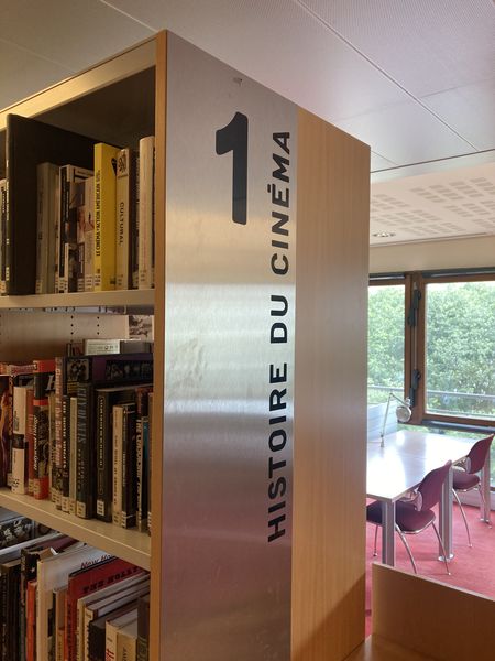 Salle de lecture de la bibliothèque de la Cinémathèque. Cliché : Marie Garambois