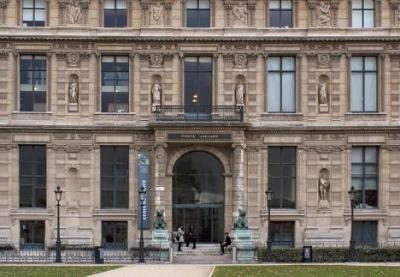 L'entrée de l'École du Louvre, dans l'aile de Flore du Palais du Louvre, 2011, cliché École du Louvre.