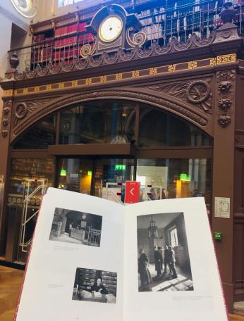 Photo de l'entrée de la salle Labrouste par Gisèle Freund dans l'ouvrage  : Puttnies Hans-Georg, Musée national d’art moderne, Puttnies Hans-Georg. Catalogue de l’œuvre photographique de Gisèle Freund. Paris : Editions du Centre Pompidou, 1991. Cliché INHA.