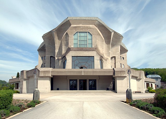 Vue frontale du Goetheanum à Dornach en Suisse. Cliché Wladyslaw Sojka, source : Wikimedia Commons. CC-BY-SA 3.0