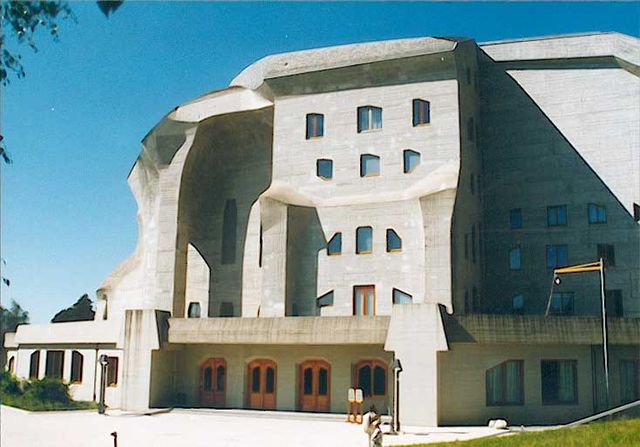 Façade sud du Goetheanum à Dornach en Suisse. Cliché Landwirt, Stefan Stegemann, source Wikimedia Commons. CC-BY-SA 3.0