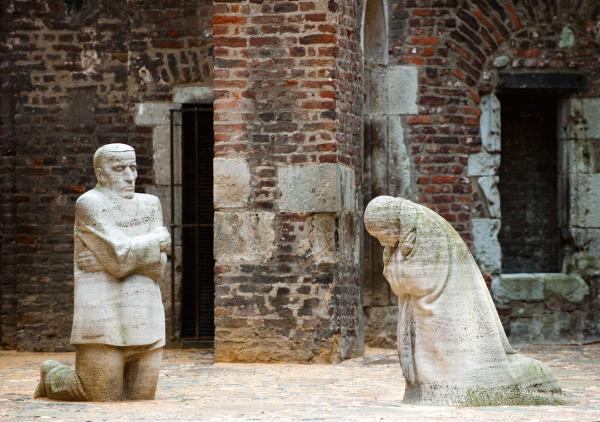 Trauernde Eltern (parents en deuil, 1932), réplique par Joseph Beuys et Erwin Heerich,1954, cour de l’Eglise Saint Alban en ruine.