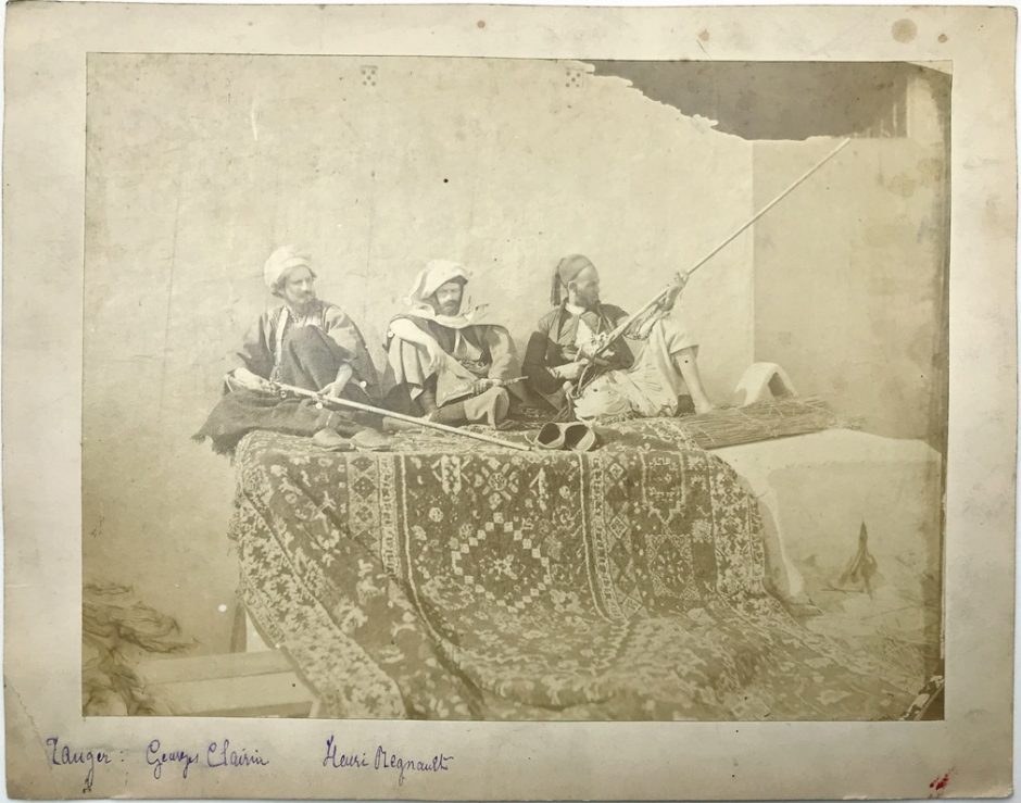 Regnault accompagnés d'un homme, à Tanger, [fin 1869-1870], tirage sur papier contrecollé sur carton. Paris, bibliothèque de l'INHA, Archives 171/4/2. Cliché INHA